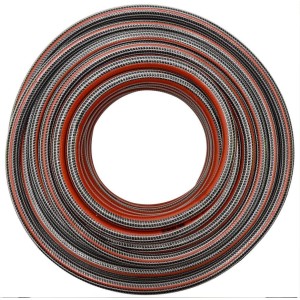 Aufgerollter PROREGAL Gartenschlauch, 50m, Anti-Torsion, silber/rot. Ideal für Gartenbewässerung.