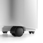 Detailaufnahme der Rollen des DeLonghi Pinguino Compact Klimageräts für einfachen Transport.