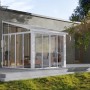 Weißer Palram Canopia Wintergarten San Remo mit Glasfront und Terrassenbereich.