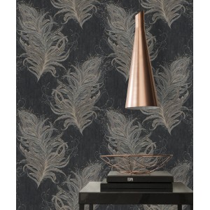 Vliestapete mit Federn in Schwarz und Gold. Dekorative Tapete mit elegantem Muster.