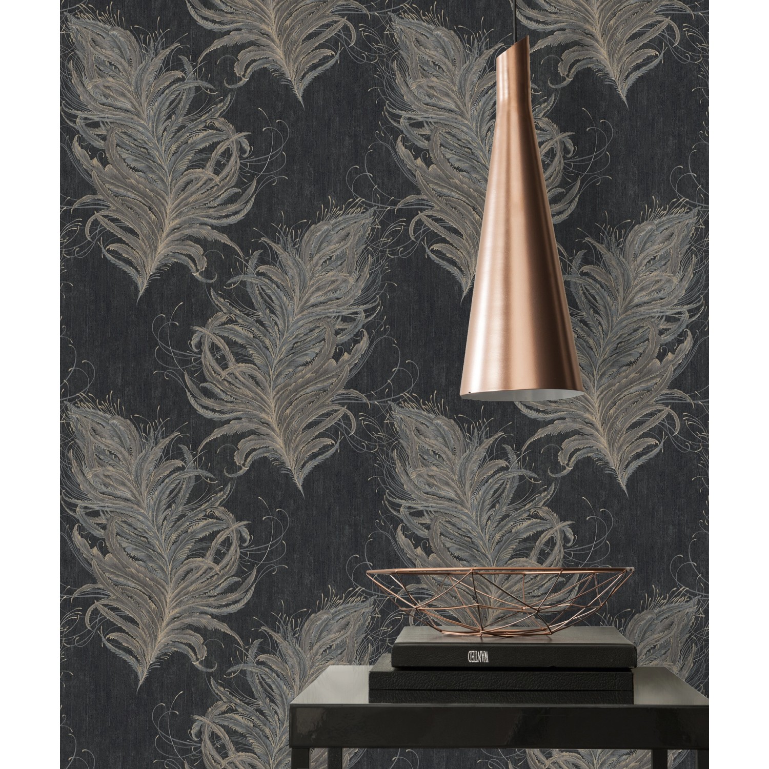 Vliestapete mit Federn in Schwarz und Gold. Dekorative Tapete mit elegantem Muster.