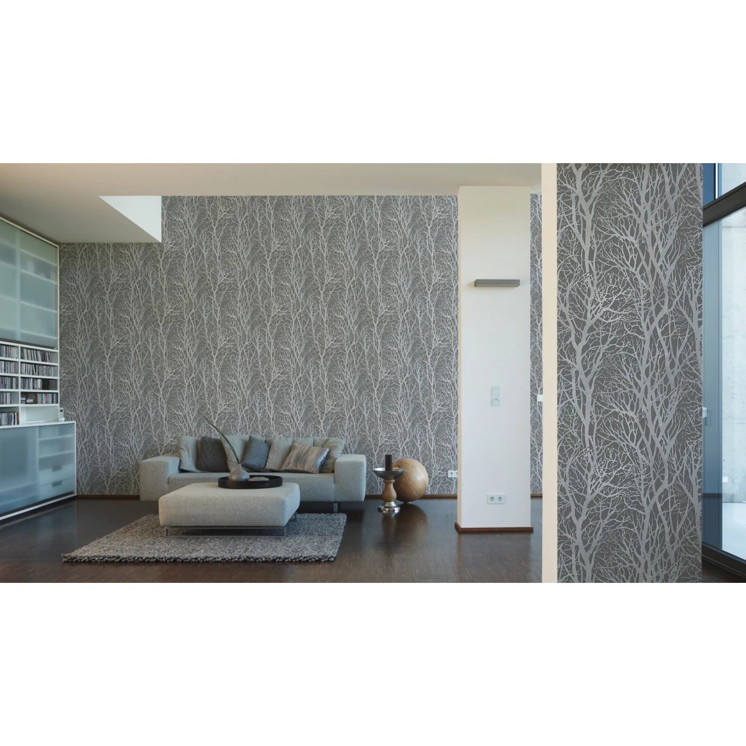 Wohnraum mit grauer Vliestapete Elegance Äste von A.S. Creation, FSC®-zertifiziert.