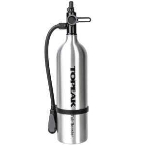 Topeak TubiBooster CO2 Kartuschenpumpe: silberner Aluminiumtank, schwarzer Pumpenkopf & Schlauch für Fahrradreifen.