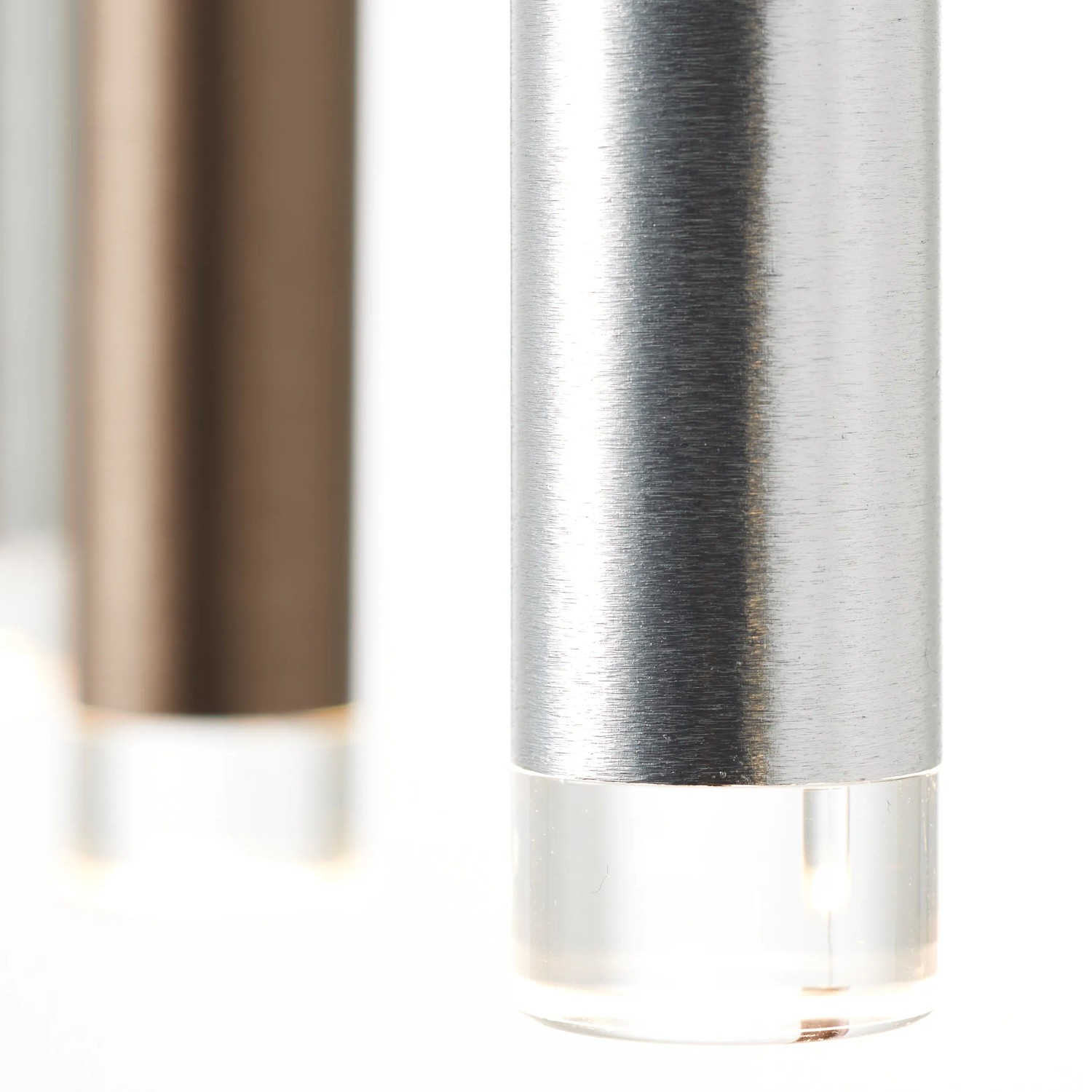 Detailaufnahme: 5-flammige, braune Brilliant LED-Pendelleuchte Cembalo mit warmweißem Licht.
