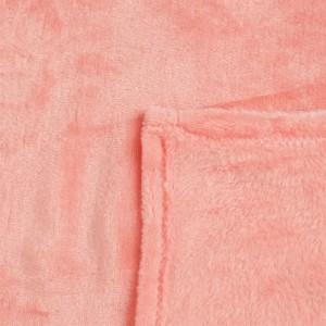 Nahaufnahme der lachsfarbenen Bestlivings Kuscheldecke Celina (220x240 cm) mit weicher Textur und Saum.