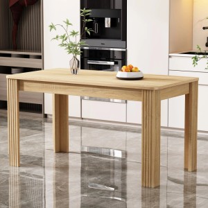 Moderner Esszimmertisch Eichefarben mit Holzmaserung und geriffelten Beinen in einer Küche.