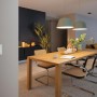 Weißer Doppel-Schalter der Bosch Smart Home Licht-/Rollladensteuerung an grauer Wand im modernen Essbereich.