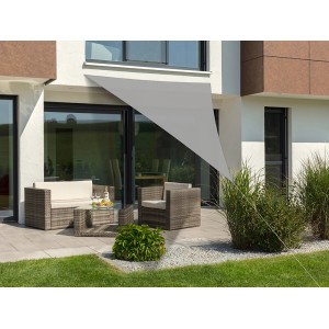 Silbergraues Schneider Sonnensegel Lanzarote (400x400x300 cm) über einer Sitzecke im Garten.