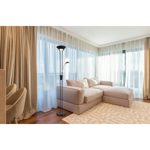 Moderne, schwarze LED-Stehlampe Leonas mit zwei Leuchten und Messingakzenten im Wohnzimmer.