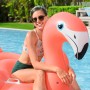Frau auf Bestway Schwimmtier Flamenco im Pool. Aufblasbarer Flamingo mit Haltegriffen, ca. 148x127x99cm.
