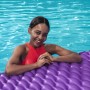 Frau entspannt auf lila Bestway Luftmatratze Float'n Roll im Pool.