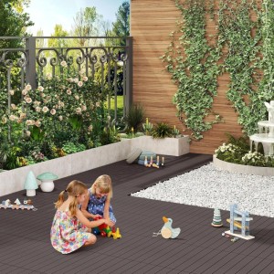 WOLTU WPC Terrassendielen in Holzoptik, Coffee, 30x60cm, mit spielenden Kindern im Garten.