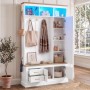 Moderne weiße Flurgarderobe mit Holzoptik-Deckplatte, LED-Beleuchtung, Spiegel, Haken, Schubladen und Schuhschrank.