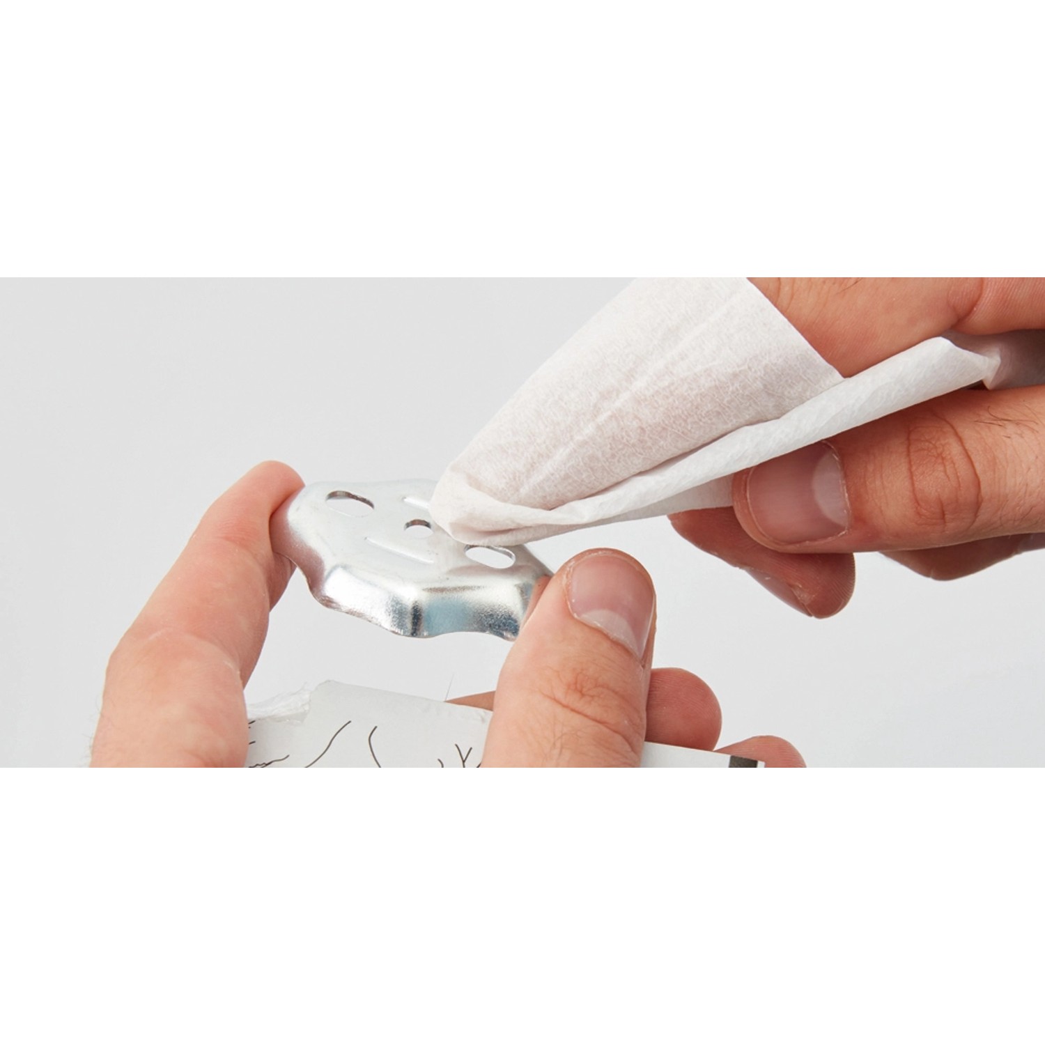 Reinigen einer Metallplatte mit einem Tuch vor dem Anbringen mit Fischer Bad Kleber.