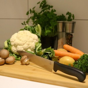 XL Bambus Schneidebrett, holzfarben, mit Messer, Pilzen und frischem Gemüse. Ideal für die Küchenausstattung.