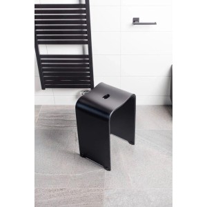 Matter, schwarzer Badhocker aus Kunststoff mit Grifföffnung, modernem Design, auf Fliesen im Bad.