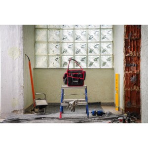 PARAT BASIC Tool Softbag S Werkzeugkoffer auf einer Leiter, gefüllt mit Werkzeugen in einer Baustelle.