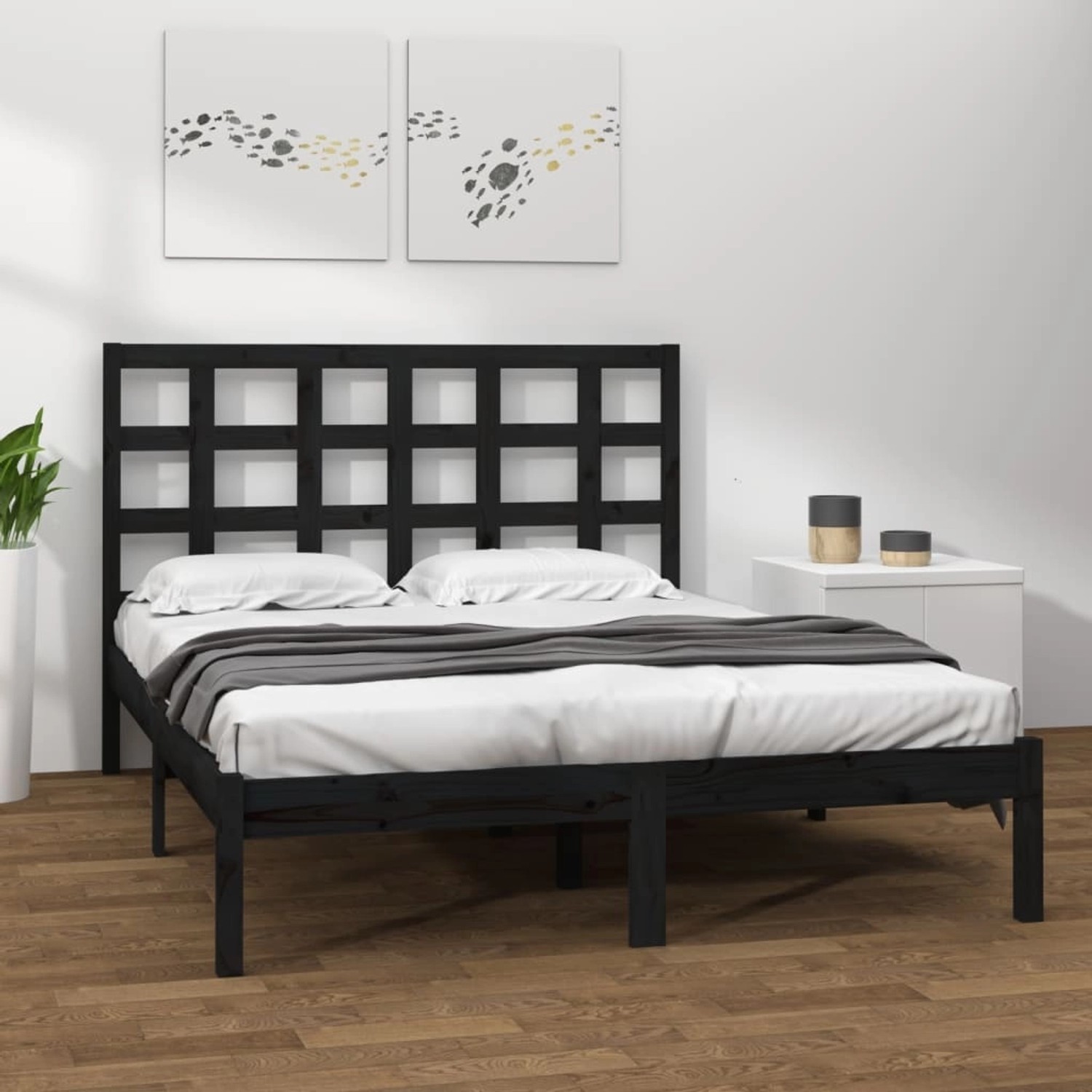 Schwarzes Massivholzbett 200x200 cm mit Lattenrost und Kopfteil.