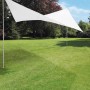 Quadratisches, weißes Sonnensegel (400x400x250 cm) im Garten, befestigt mit Stangen und Seilen.