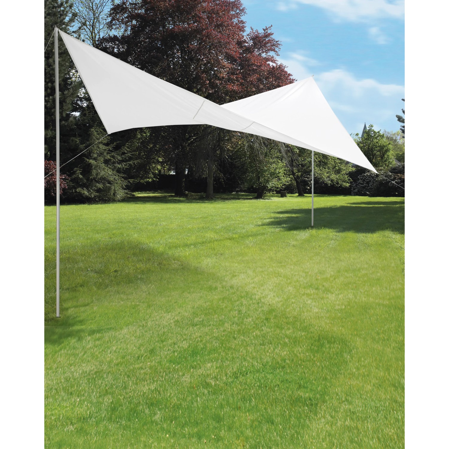 Quadratisches, weißes Sonnensegel (400x400x250 cm) im Garten, befestigt mit Stangen und Seilen.