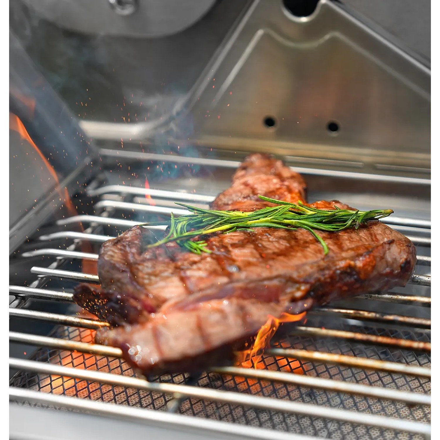 Gegrilltes Steak mit Rosmarin auf Taino Platinum Gasgrill. Perfekt gegrillt!