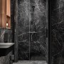 Schwarzes Ideal Standard Connect Air Handwaschbecken (40 cm) mit Armatur in Marmorbad.