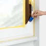 Anwendung von Schöner Wohnen Renovierfarbe Weiß auf einem Fensterrahmen.