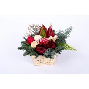 Viereckiger Grabkorb mit roter Rose, Naturgrün und Trockenblumen, 25 cm.