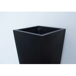 Konischer, mattschwarzer Pflanzkübel Säule aus Fiberglas, 100cm hoch.