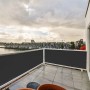 Schwarzer CCLIFE Balkon Sichtschutz (75x600cm) am Balkongeländer montiert.