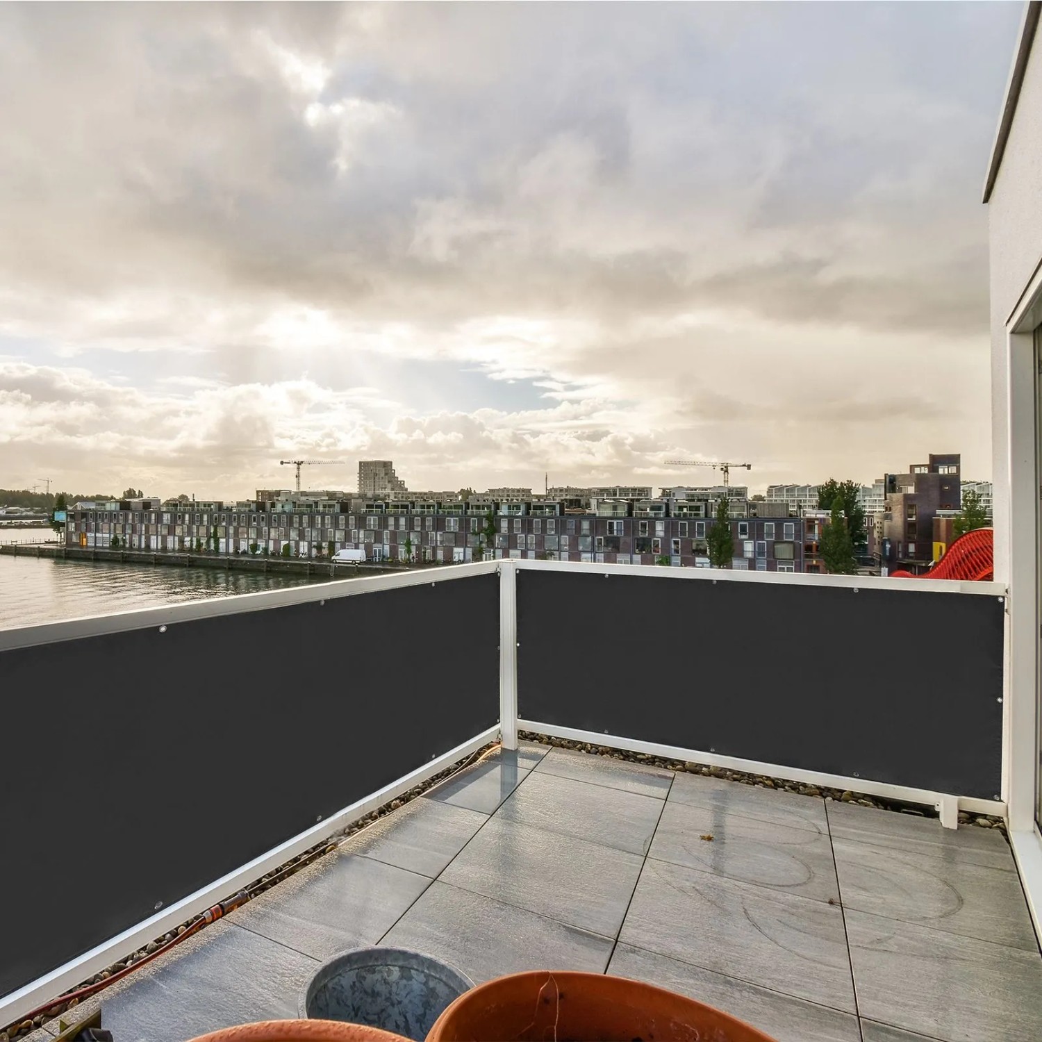 Schwarzer CCLIFE Balkon Sichtschutz (75x600cm) am Balkongeländer montiert.