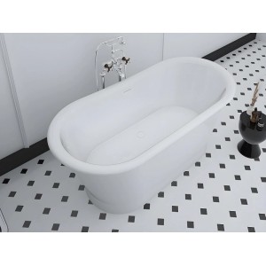 Weiße, ovale, freistehende Badewanne Pelmato 150 cm im Bad mit schwarz-weißem Fliesenboden.