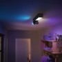 Schwarze Philips Hue Centris LED-Deckenleuchte mit zwei Spots und farbiger Ambiente-Beleuchtung.