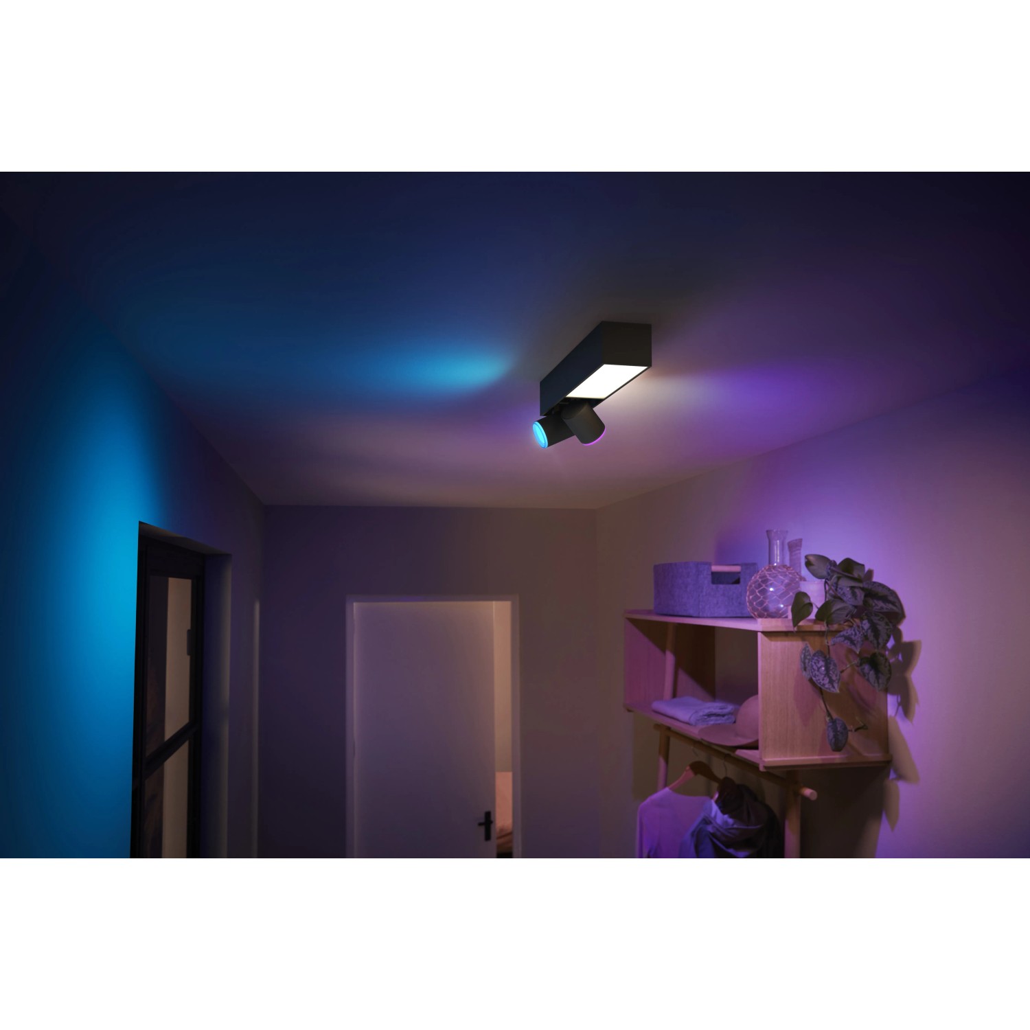 Schwarze Philips Hue Centris LED-Deckenleuchte mit zwei Spots und farbiger Ambiente-Beleuchtung.