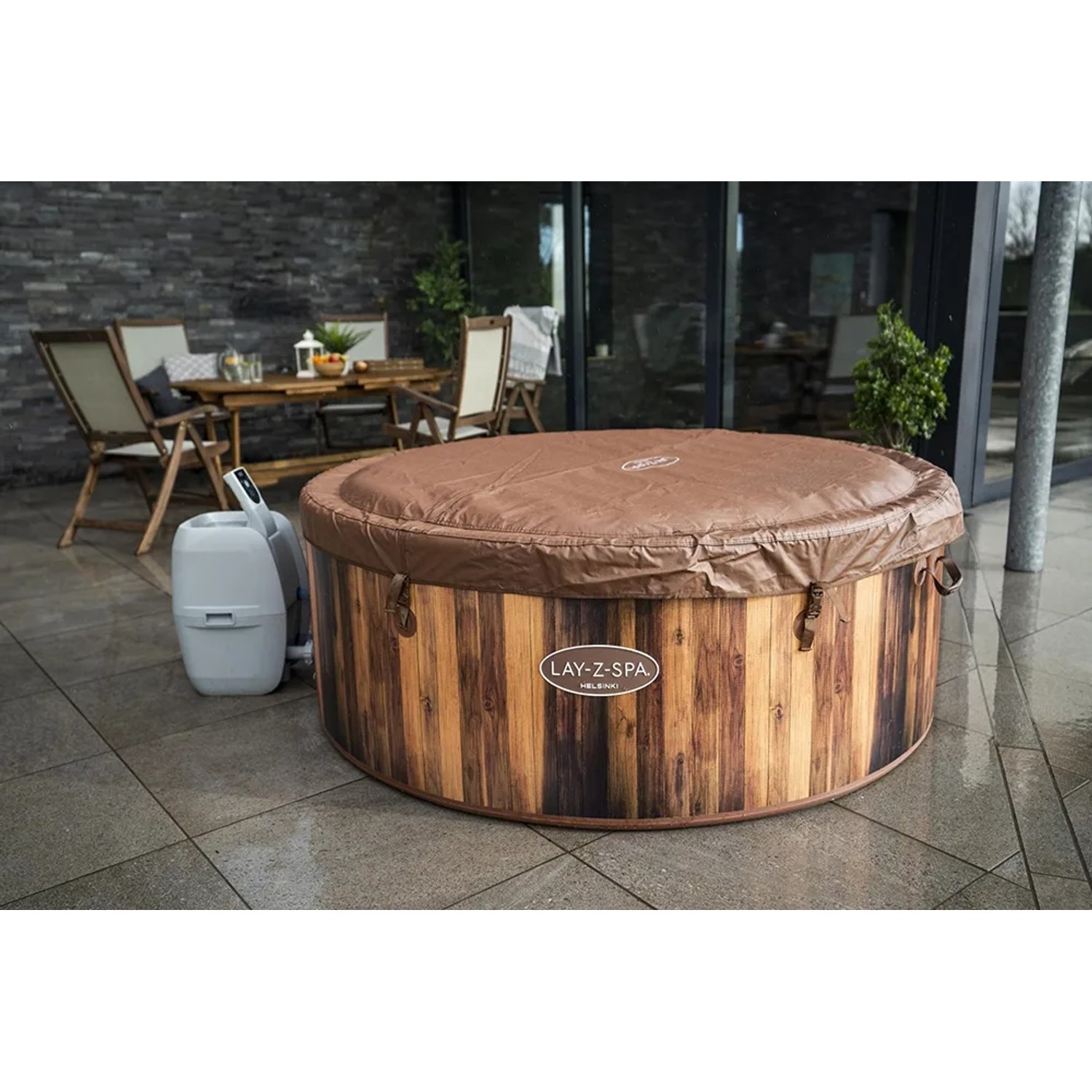 Runder LAY-Z-SPA Helsinki AirJet Whirlpool mit Abdeckung und Pumpe in Holzoptik.