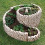 Bellissa Gabionen-Kräuterspirale Groß, befüllt mit Steinen und Kräutern im Garten.