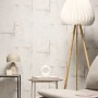 Helles Wohnzimmer mit grauer AS Creation Vliestapete in Betonoptik und passender Einrichtung.