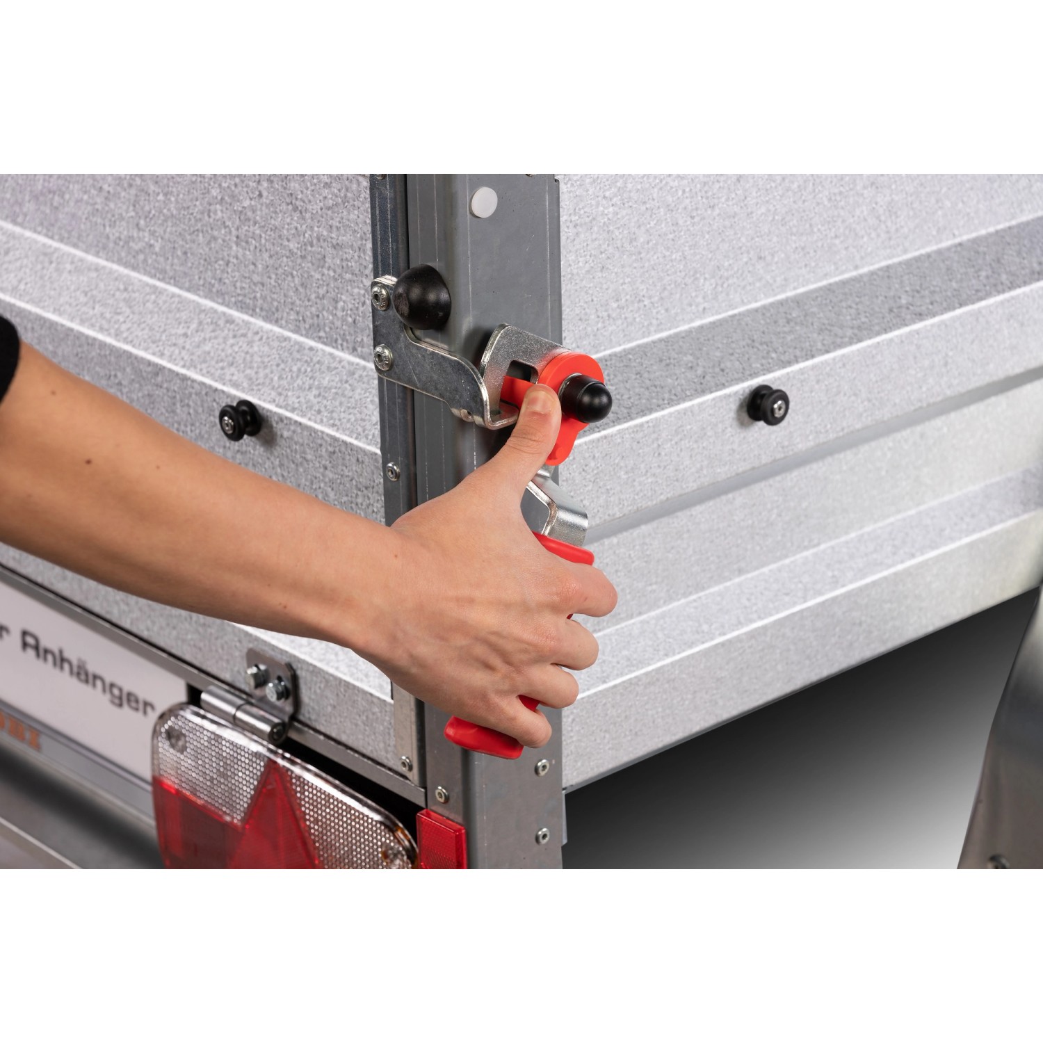 Detailaufnahme: Stema Anhänger Variolux 850 Heckklappe mit rotem Verschluss