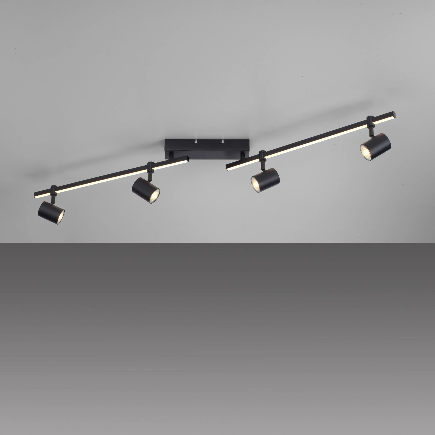 Schwarze Paul Neuhaus LED-Deckenleuchte Barik mit 4 schwenkbaren Spots und LED-Leiste.