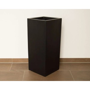 Eleganter, matter, schwarzer Fiberglas Pflanzkübel Säule, 30x30x90cm, für Innen- und Außenbereich.