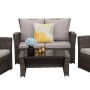 Graues MeXo Poly Rattan Balkonmöbel Set für 4 Personen: 2 Sessel, 1 Sofa, Couchtisch mit Glasplatte, helle Kissen.
