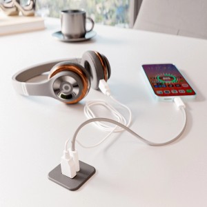 Kalb Einbau USB Ladehub mit USB-A und USB-C an Handy und Kopfhörern auf Tischplatte.