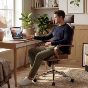 CLP Bürostuhl Dayton Walnuss/Braun. Drehstuhl mit braunem Kunstleder, Holzrahmen und Rollen im Home Office.