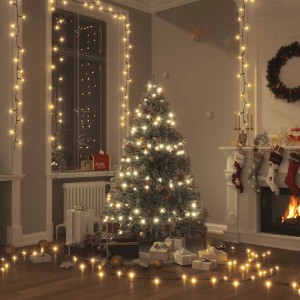 Warmweiße 200m LED-Lichterkette schmückt festliches Wohnzimmer mit beleuchtetem Weihnachtsbaum und Kamin. Für Indoor & Outdoor.