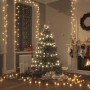 Warmweiße 200m LED-Lichterkette schmückt festliches Wohnzimmer mit beleuchtetem Weihnachtsbaum und Kamin. Für Indoor & Outdoor.