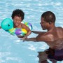 Kind mit Bestway Schwimmring (Motiv Schlange) im Pool, betreut von einem Erwachsenen.