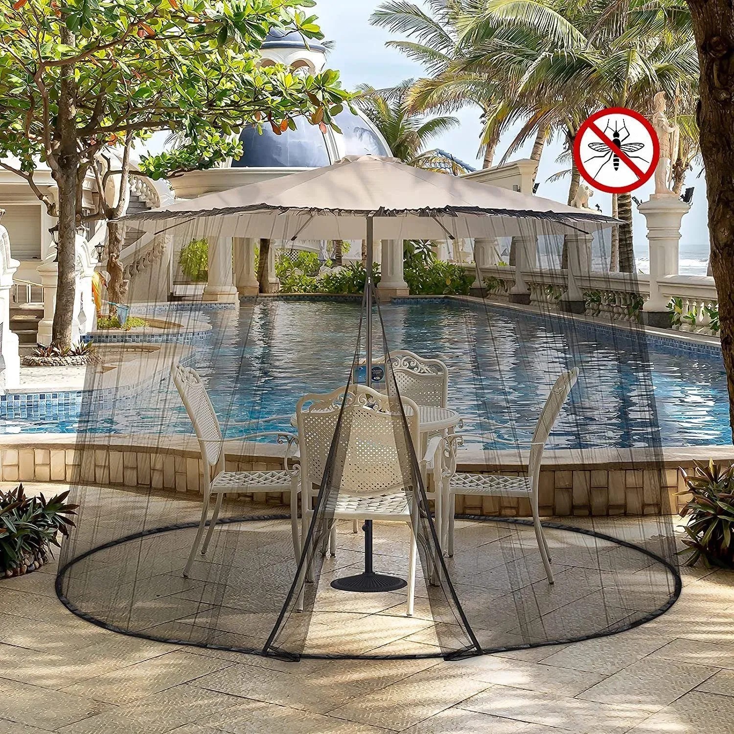 Schwarzes Moskitonetz über Sonnenschirm, schützt Tisch und Stühle am Pool vor Insekten. Ideal für Terrasse & Garten.