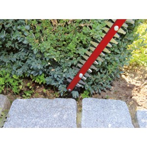 Einhell GE-EH 7067 Elektro-Heckenschere beim Schneiden einer Hecke.