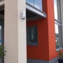 LUTEC LED-Kameraleuchte Elara Secury-Light an Hauswand. Smarte Leuchte mit Kamera, Bewegungsmelder und Gegensprechanlage.