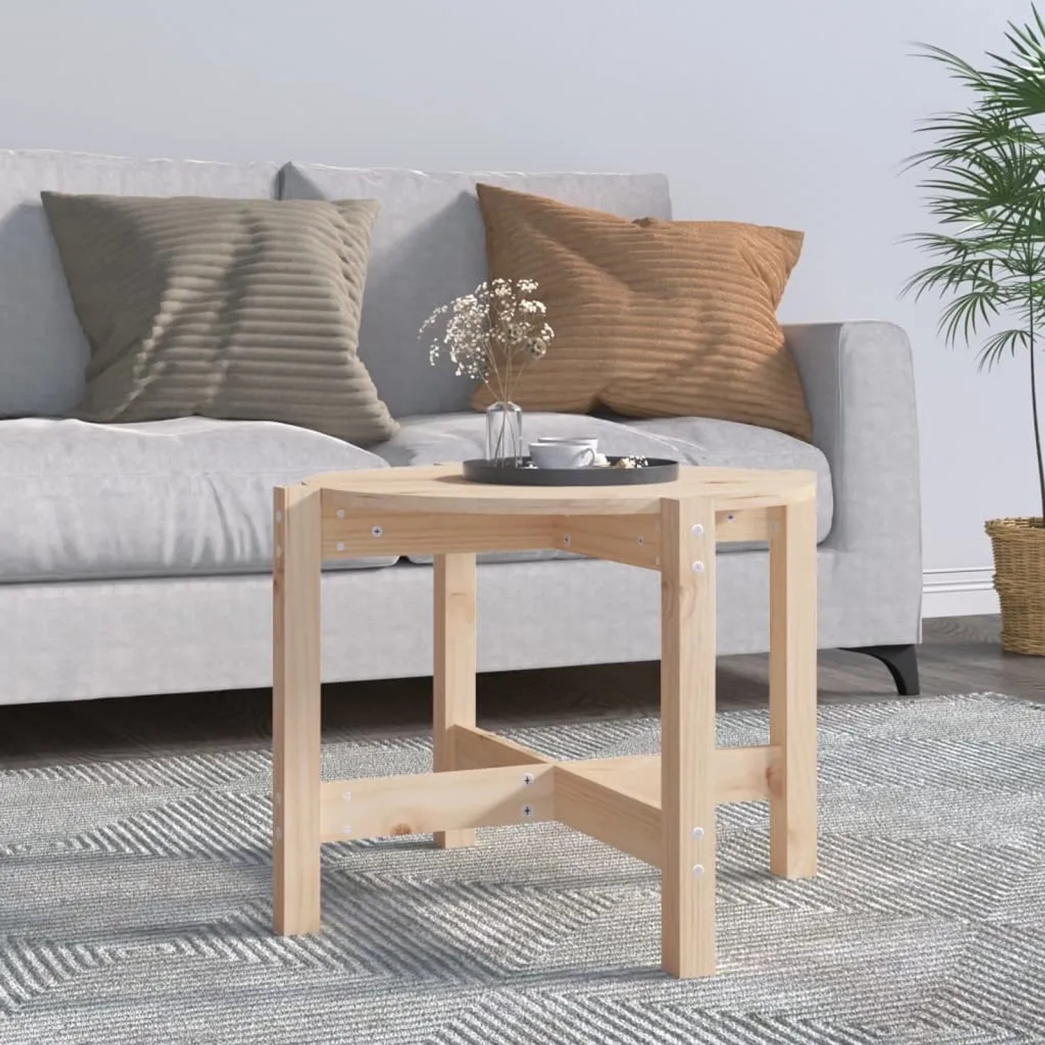 Runder Couchtisch aus hellem Massivholz Kiefer, Ø 62,5 cm, mit stabiler Konstruktion im Wohnzimmer.